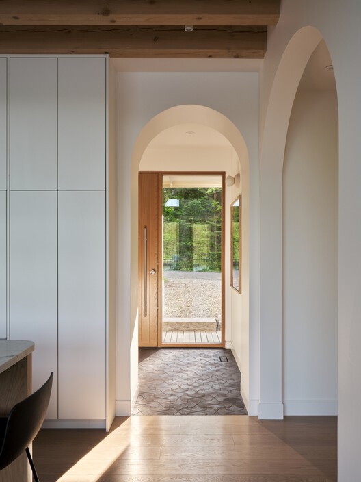 Wild Pond Villa / L. McComber  - Interior Photography, Wood, Door