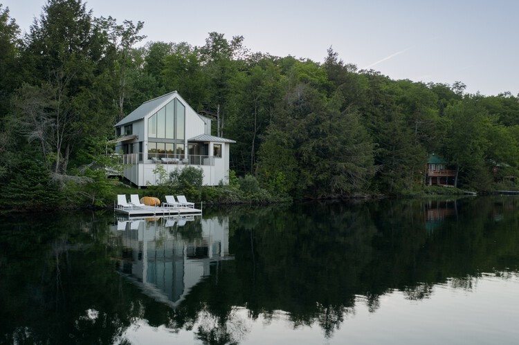 Wild Pond Villa / L. McComber  - More Images