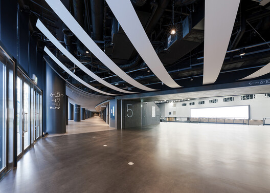 Yokohama BUNTAI Multipurpose Hub / AZUSA SEKKEI CO., Ltd. + ArchiBox Co., Ltd. + TAISEI DESIGN Planners Architects & Engineers Yokohama BUNTAI Multipurpose Hub / AZUSA SEKKEI CO., Ltd. + ArchiBox Co., Ltd. + TAISEI DESIGN Planners Architects & Engineers - Image 13 of 24