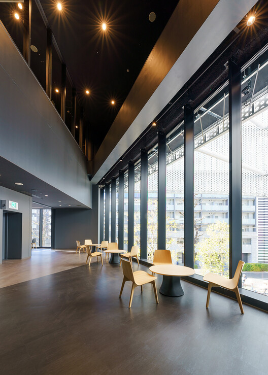 Yokohama BUNTAI Multipurpose Hub / AZUSA SEKKEI CO., Ltd. + ArchiBox Co., Ltd. + TAISEI DESIGN Planners Architects & Engineers Yokohama BUNTAI Multipurpose Hub / AZUSA SEKKEI CO., Ltd. + ArchiBox Co., Ltd. + TAISEI DESIGN Planners Architects & Engineers - Interior Photography, Dining room