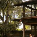 Legombang Treehouse / Cave Urban - Fotografía exterior, Madera, Balcón