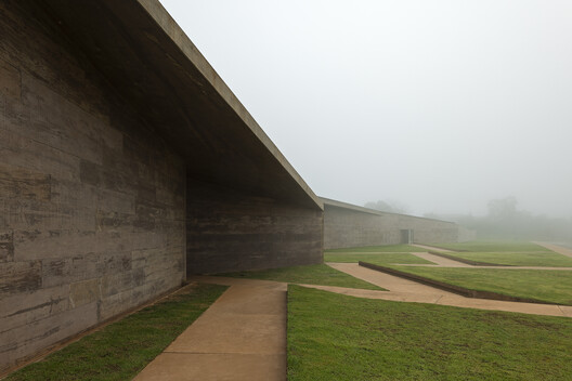 Brumadinho Memorial / Gustavo Penna Arquiteto e Associados Brumadinho Memorial / Gustavo Penna Arquiteto e Associados - Exterior Photography, Concrete