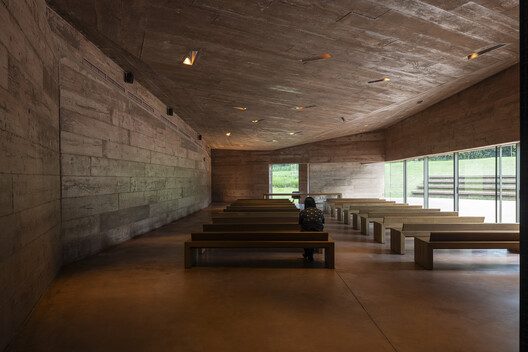 Brumadinho Memorial / Gustavo Penna Arquiteto e Associados Brumadinho Memorial / Gustavo Penna Arquiteto e Associados - Interior Photography, Wood, Lighting, Bench