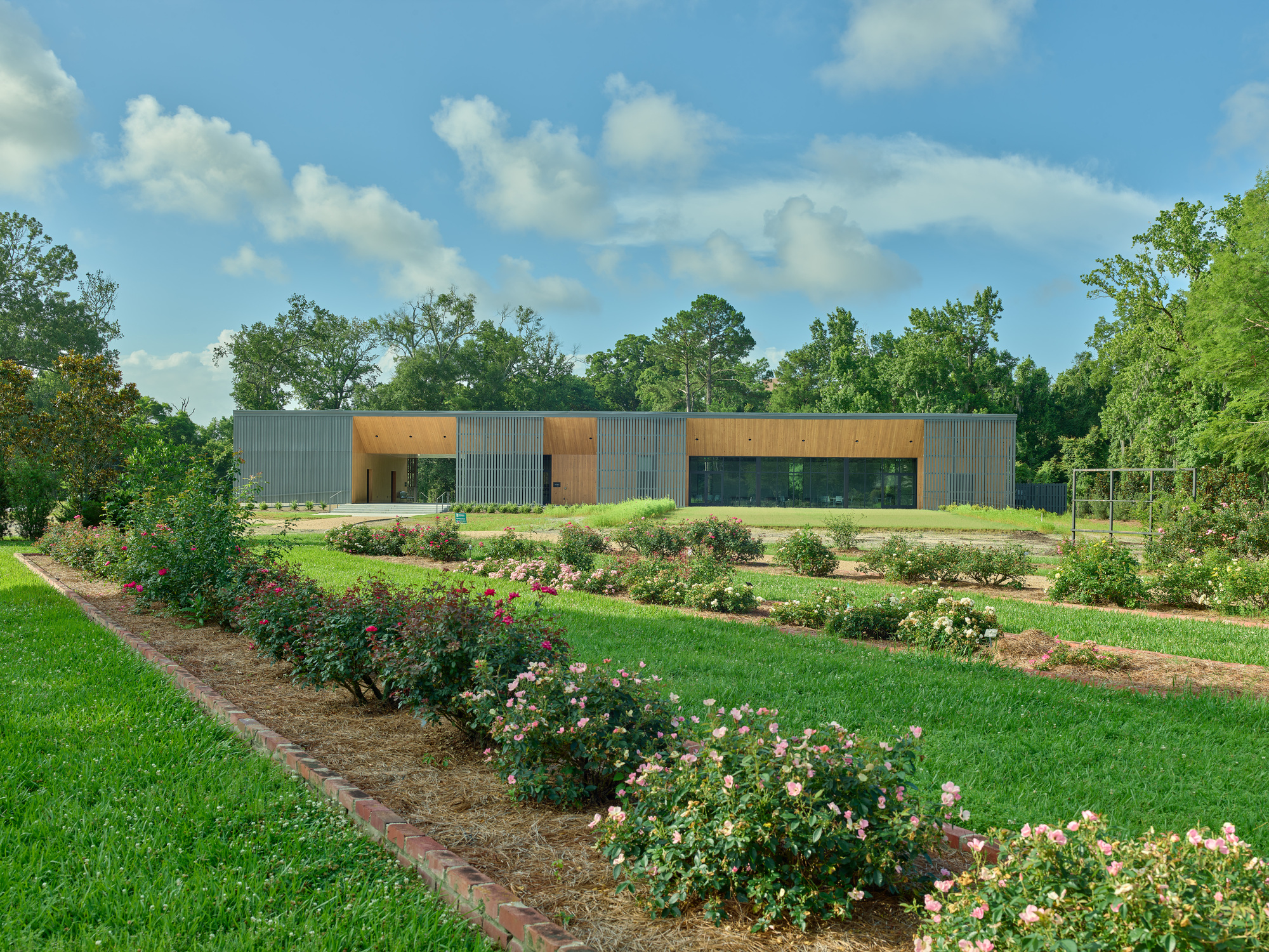Un nuevo umbral organiza la llegada al Burden Museum & Gardens de Baton Rouge, vista 3
