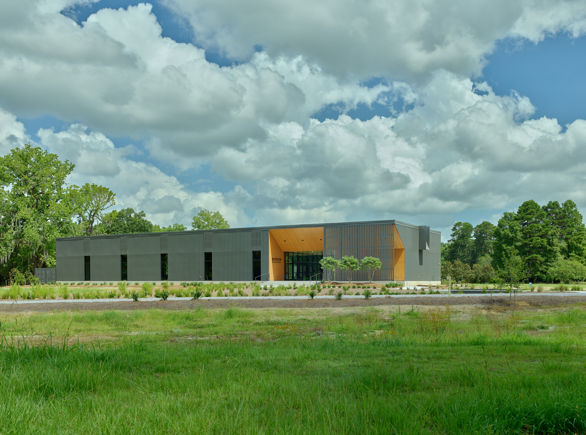 Un nuevo umbral organiza la llegada al Burden Museum & Gardens de Baton Rouge, vista 2