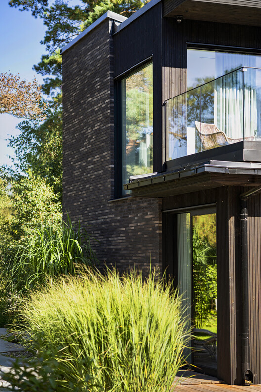 How Seaside House Explores the Relationship Between Brick, Wood, and the Coastal Landscape - Image 4 of 8