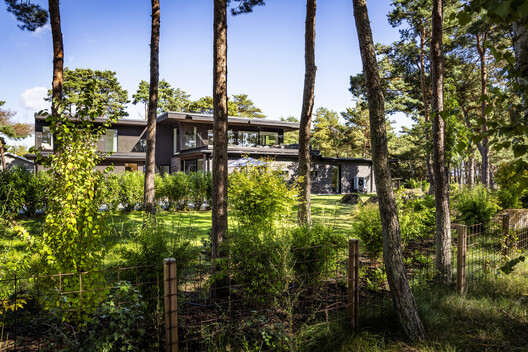 How Seaside House Explores the Relationship Between Brick, Wood, and the Coastal Landscape - Image 3 of 8