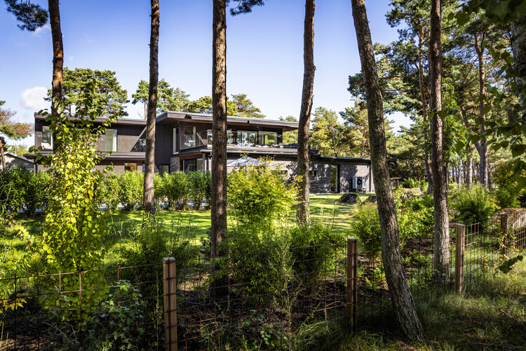 How Seaside House Explores the Relationship Between Brick, Wood, and the Coastal Landscape - Image 3 of 8