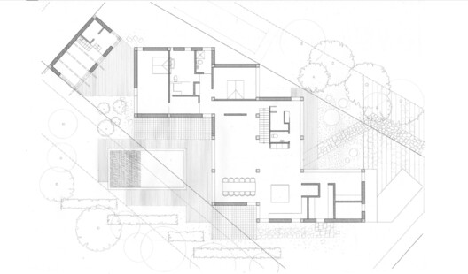How Seaside House Explores the Relationship Between Brick, Wood, and the Coastal Landscape - Image 7 of 8