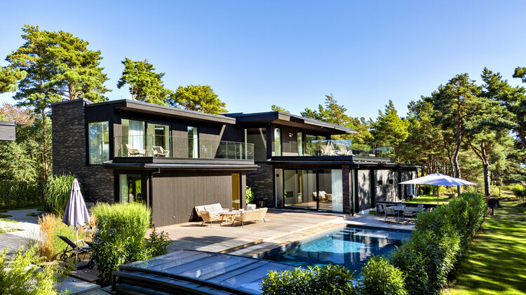 How Seaside House Explores the Relationship Between Brick, Wood, and the Coastal Landscape - Image 2 of 8