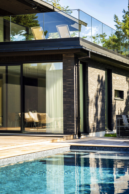 How Seaside House Explores the Relationship Between Brick, Wood, and the Coastal Landscape - Image 5 of 8