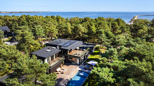 How Seaside House Explores the Relationship Between Brick, Wood, and the Coastal Landscape - Image 1 of 8