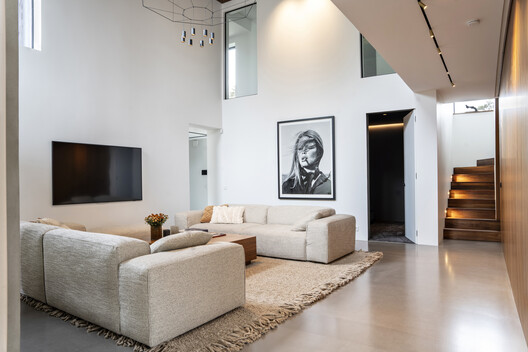 How Seaside House Explores the Relationship Between Brick, Wood, and the Coastal Landscape - Image 6 of 8