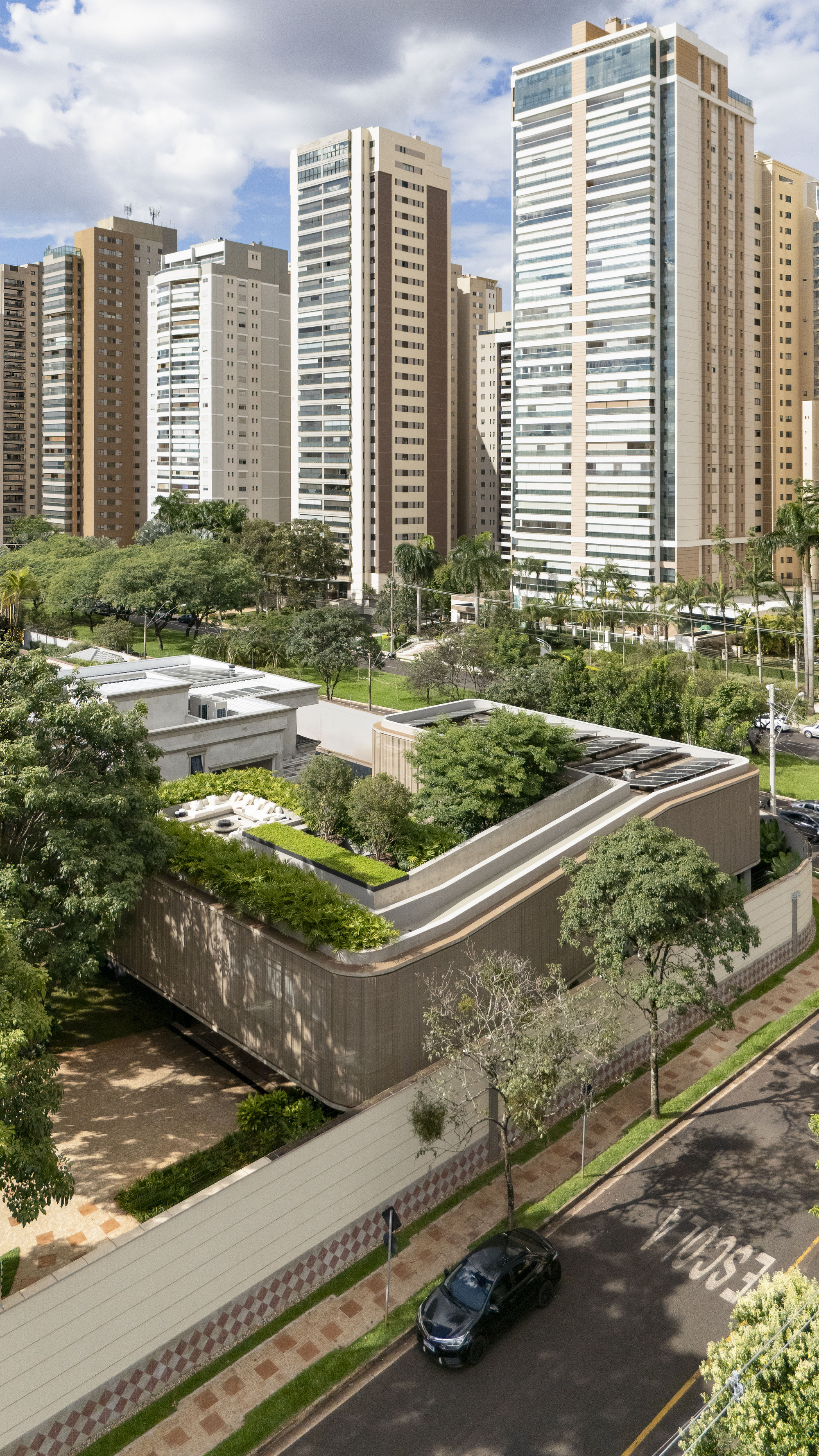 Dos bloques y una secuencia de rampas organizan una casa alrededor de un jardín en São Paulo, vista 2