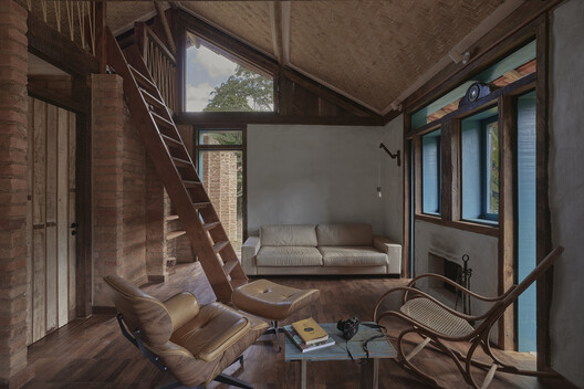 Casa Ibitipoca / Gávea Arquitetos - 室内图, 起居室, 木头, 灯, 椅子, 梁