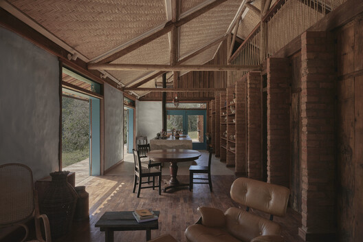 Casa Ibitipoca / Gávea Arquitetos - 室内图, 木头, 梁, 椅子