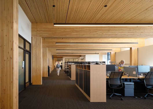 Biblioteca Central en Stevens Ranch / Miller Hull Partnership + Steele Associates Architects Biblioteca Central en Stevens Ranch / Miller Hull Partnership + Steele Associates Architects - Fotografía interior, Cocina, Madera, Sillas