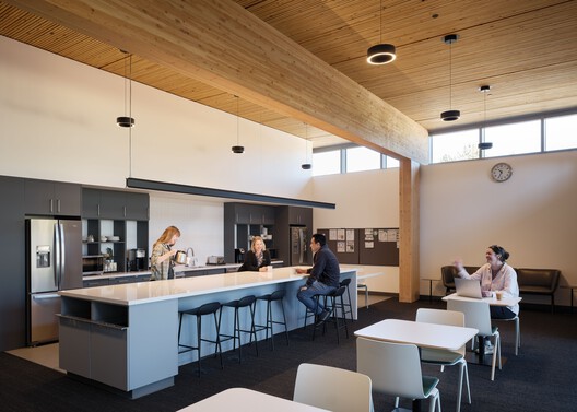 Biblioteca Central en Stevens Ranch / Miller Hull Partnership + Steele Associates Architects Biblioteca Central en Stevens Ranch / Miller Hull Partnership + Steele Associates Architects - Fotografía interior, Cocina, Encimera, Sillas