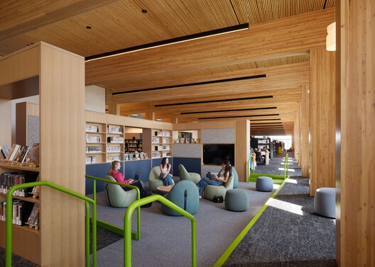Biblioteca Central en Stevens Ranch / Miller Hull Partnership + Steele Associates Architects Biblioteca Central en Stevens Ranch / Miller Hull Partnership + Steele Associates Architects - Fotografía interior, Sala de estar, Madera, Estanterías, Sillas