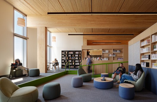 Biblioteca Central en Stevens Ranch / Miller Hull Partnership + Steele Associates Architects Biblioteca Central en Stevens Ranch / Miller Hull Partnership + Steele Associates Architects - Fotografía interior, Sala de estar, Estanterías, Madera, Sillas