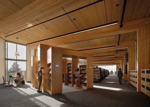 Biblioteca Central en Stevens Ranch / Miller Hull Partnership + Steele Associates Architects Biblioteca Central en Stevens Ranch / Miller Hull Partnership + Steele Associates Architects - Fotografía interior, Madera, Estanterías
