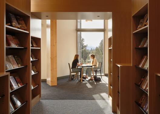 Biblioteca Central en Stevens Ranch / Miller Hull Partnership + Steele Associates Architects Biblioteca Central en Stevens Ranch / Miller Hull Partnership + Steele Associates Architects - Fotografía interior, Armarios, Estanterías, Madera, Sillas