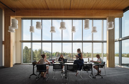 Biblioteca Central en Stevens Ranch / Miller Hull Partnership + Steele Associates Architects Biblioteca Central en Stevens Ranch / Miller Hull Partnership + Steele Associates Architects - Fotografía interior, Sillas