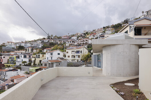 Casa Loungueira / Pontoatelier Casa Loungueira / Pontoatelier - Fotografia de Exterior, Concreto, Balcão