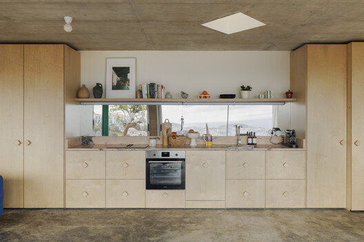 Casa Loungueira / Pontoatelier Casa Loungueira / Pontoatelier - Fotografia de Interiores, Cozinha, Bancada, Madeira, Prateleira, Cadeira