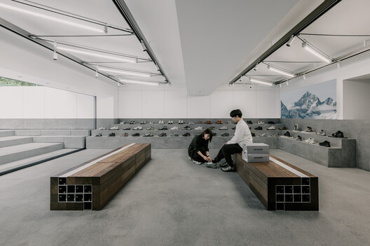 SALOMON Store MINAMIAOYAMA / kooo architects SALOMON Store MINAMIAOYAMA / kooo architects - Interior Photography