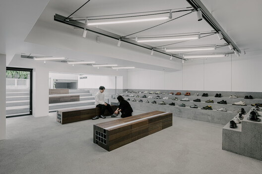 SALOMON Store MINAMIAOYAMA / kooo architects SALOMON Store MINAMIAOYAMA / kooo architects - Interior Photography, Kitchen, Concrete