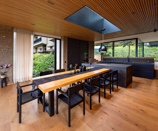 Casa de Tierra / Walter Fernando Castañeda Luquerna Casa de Tierra / Walter Fernando Castañeda Luquerna - Fotografía interior, Comedor, Madera, Mesas, Iluminación, Sillas, Encimera, Vidrio