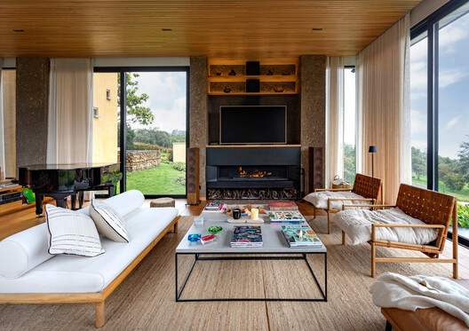 Casa de Tierra / Walter Fernando Castañeda Luquerna Casa de Tierra / Walter Fernando Castañeda Luquerna - Fotografía interior, Sala de estar, Madera, Mesas, Sillones, Sillas