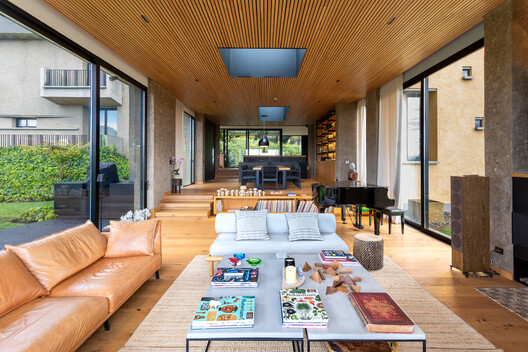 Casa de Tierra / Walter Fernando Castañeda Luquerna Casa de Tierra / Walter Fernando Castañeda Luquerna - Fotografía interior, Sala de estar, Puerta, Sillas