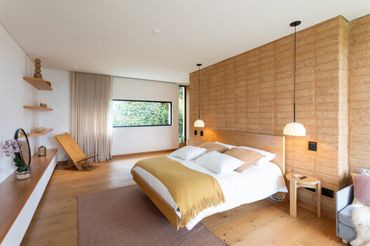 Casa de Tierra / Walter Fernando Castañeda Luquerna Casa de Tierra / Walter Fernando Castañeda Luquerna - Fotografía interior, Dormitorio, Camas, Madera, Iluminación