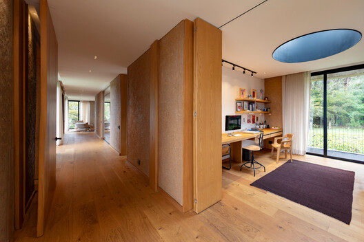 Casa de Tierra / Walter Fernando Castañeda Luquerna Casa de Tierra / Walter Fernando Castañeda Luquerna - Fotografía interior, Madera, Estanterías, Sillas