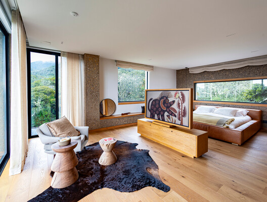Casa de Tierra / Walter Fernando Castañeda Luquerna Casa de Tierra / Walter Fernando Castañeda Luquerna - Fotografía interior, Sala de estar, Madera, Iluminación, Sillones, Camas, Dormitorio