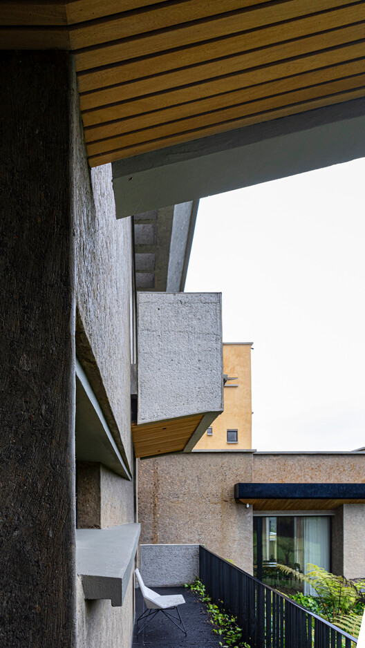 Casa de Tierra / Walter Fernando Castañeda Luquerna Casa de Tierra / Walter Fernando Castañeda Luquerna - Fotografía interior, Concreto, Balcón