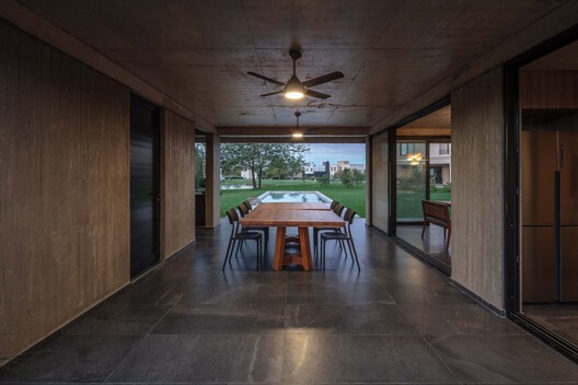 Casa CCLM 280 / Barbalaco Arquitectos Casa CCLM 280 / Barbalaco Arquitectos - Fotografia de Interiores, Sala de Jantar, Madeira, Porta