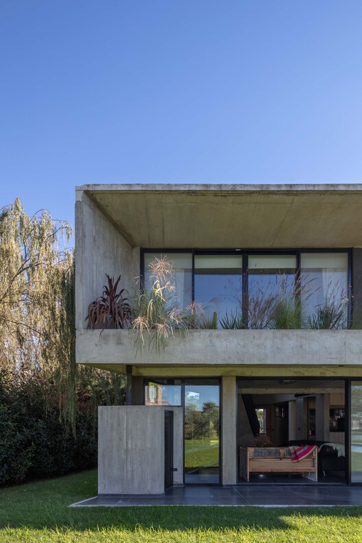 Casa CCLM 280 / Barbalaco Arquitectos Casa CCLM 280 / Barbalaco Arquitectos - Fotografia de Exterior, Concreto