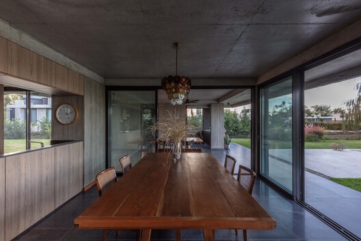 Casa CCLM 280 / Barbalaco Arquitectos Casa CCLM 280 / Barbalaco Arquitectos - Fotografia de Interiores, Sala de Jantar, Madeira, Concreto