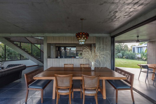 Casa CCLM 280 / Barbalaco Arquitectos Casa CCLM 280 / Barbalaco Arquitectos - Fotografia de Interiores, Sala de Jantar, Madeira, Mesa, Cadeira, Viga