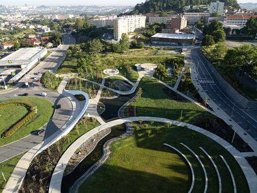 Gondomar Urban Park / Paulo Merlini arquitetos Gondomar Urban Park / Paulo Merlini arquitetos - Exterior Photography, Garden