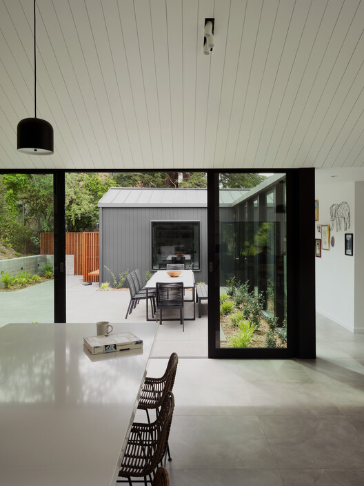Courtyard House / Hennessey Architecture Courtyard House / Hennessey Architecture - Interior Photography, Wood, Glass, Chair, Patio