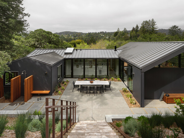 Courtyard House / Hennessey Architecture