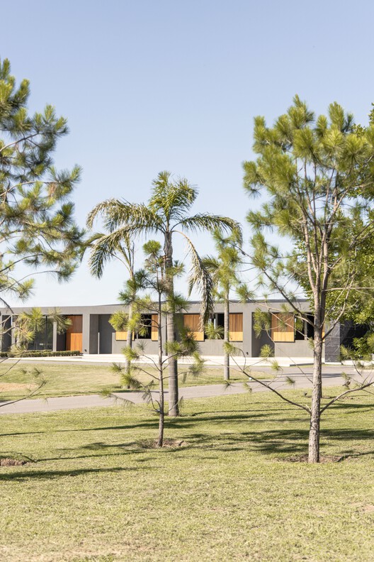 Montana Farm / Estudio Balzano Montana Farm / Estudio Balzano - Image 2 of 12