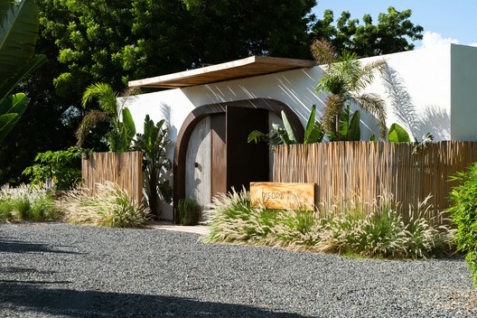 Piedra Bay House / U-Guide Space Design Atelier Piedra Bay House / U-Guide Space Design Atelier - Exterior Photography, Garden