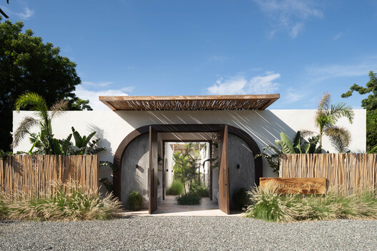 Piedra Bay House / U-Guide Space Design Atelier Piedra Bay House / U-Guide Space Design Atelier - Exterior Photography, Wood, Garden, Courtyard