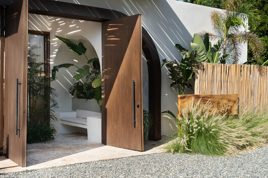 Piedra Bay House / U-Guide Space Design Atelier Piedra Bay House / U-Guide Space Design Atelier - Interior Photography, Wood, Courtyard