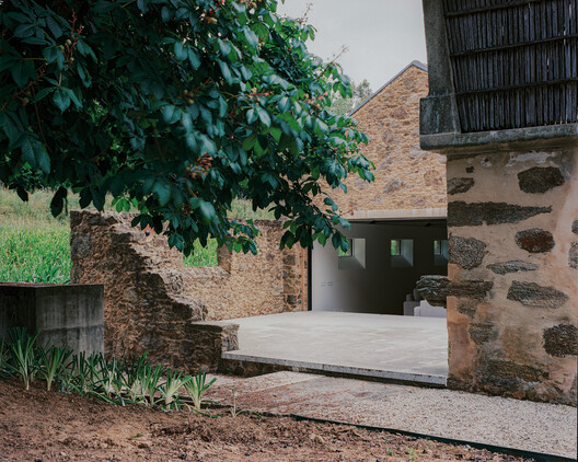 House in Santa Maria da Feira / Branco-DelRio Arquitectos House in Santa Maria da Feira / Branco-DelRio Arquitectos - Image 3 of 16